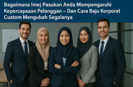 Dua lelaki dan tiga wanita profesional bertudung berpakaian baju korporat berdiri yakin di pejabat moden Malaysia, melambangkan keyakinan dan kerjasama pasukan untuk tempahan baju korporat custom.